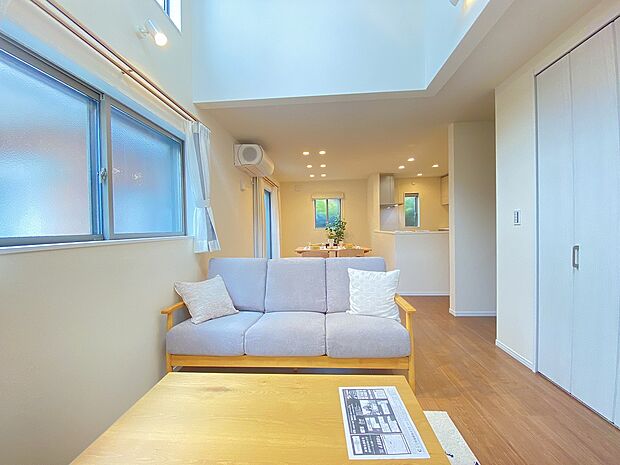 自然光と調和する、整った美しさが魅力のリビングです。