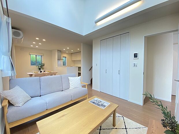 リビングで遊ぶお子様も、キッチンにいるママを確認しながら安心して遊べます。