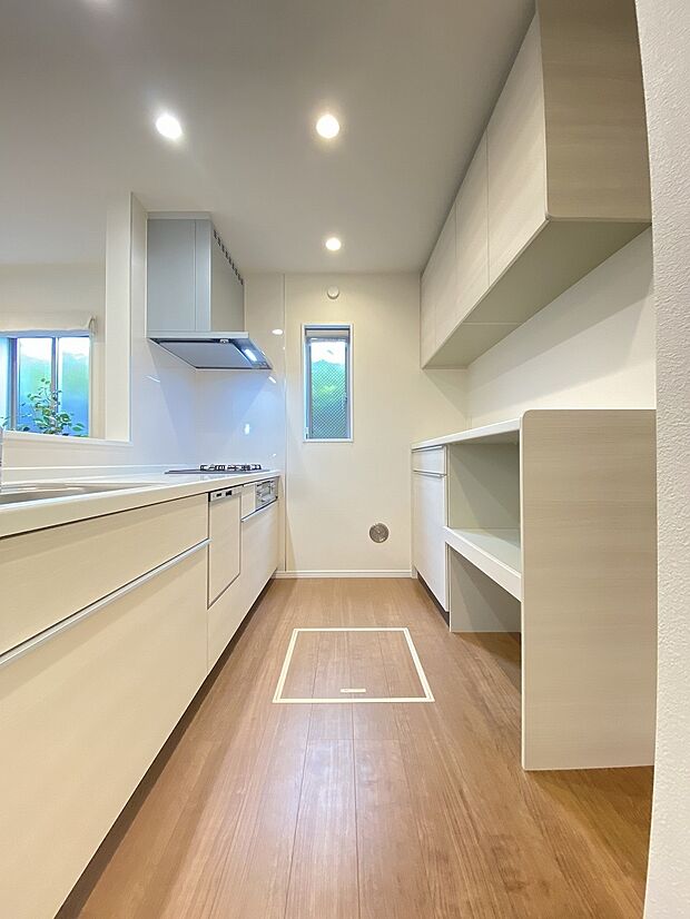 今日の出来事を聞きながら、お料理できるカウンターキッチン　ご家族の笑顔や支えがいつもそばにあります。