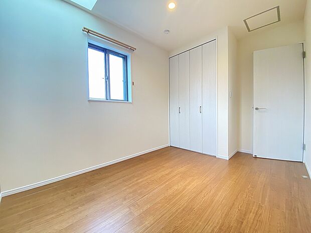 白を基調とした明るい子供部屋です。成長の瞬間を支える、夢と学びの部屋になりますね。