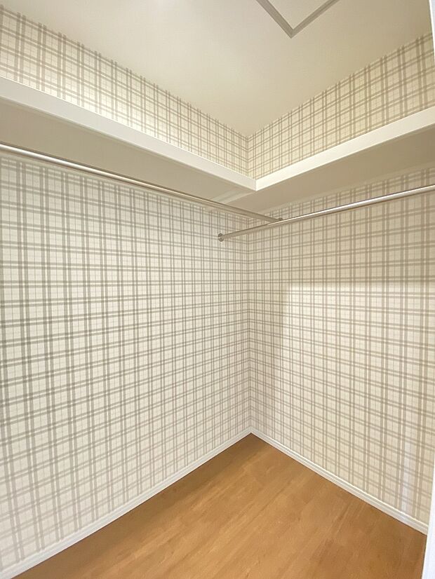 クローゼットに入るお洋服も見やすく、毎日に服選びも楽しくなりますね。