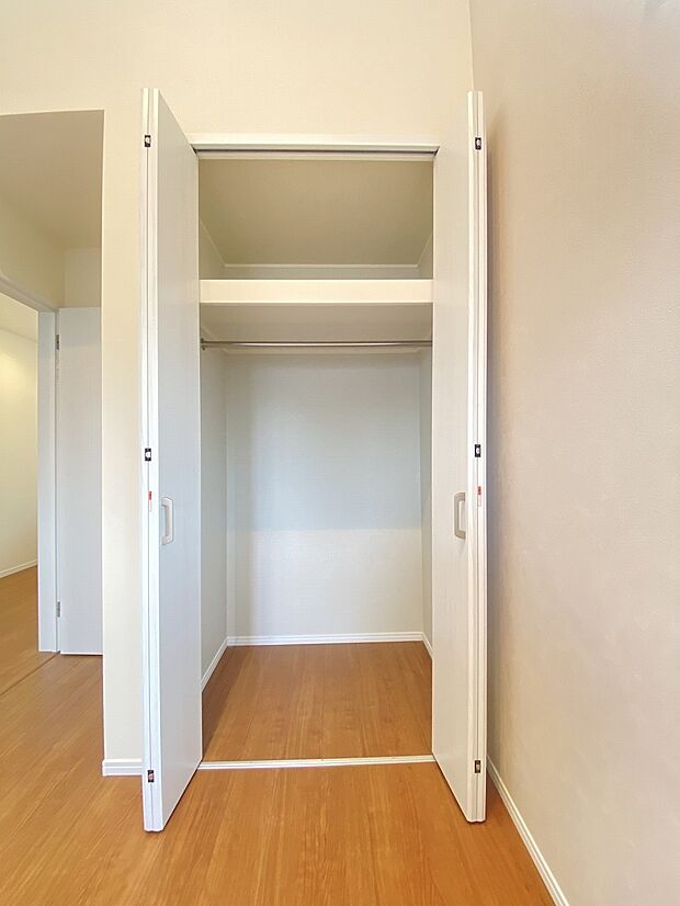 下半分に突っ張り棒を設置すると、倍容量のお洋服がかけられます。