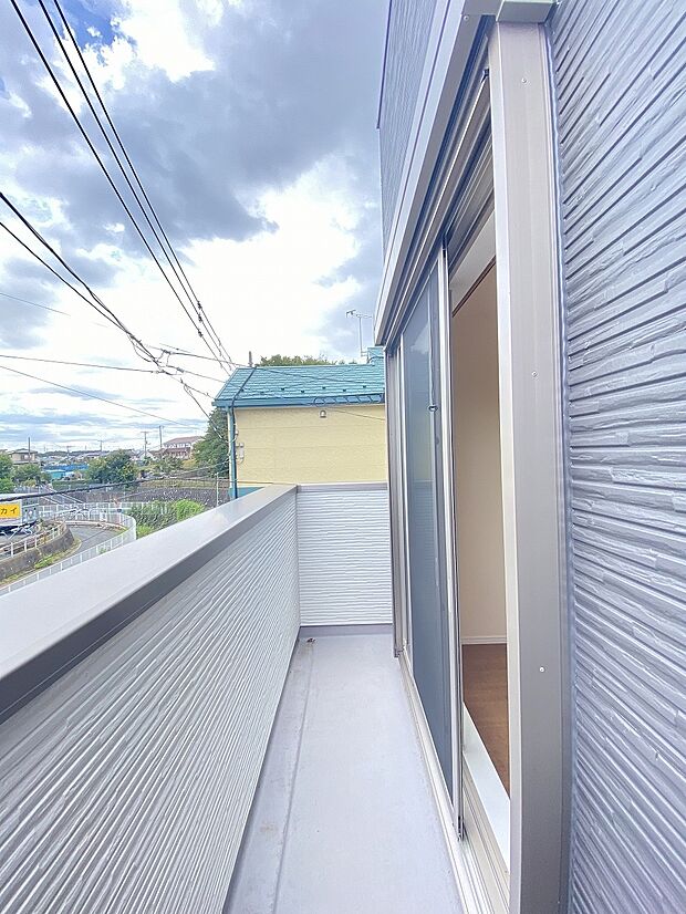 陽光あふれる青空の下、開放感と快適さが共存する理想の住環境です。