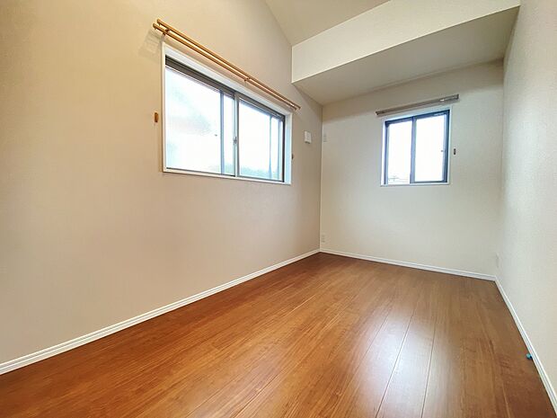 どんなカラーにも馴染む、白のクロス。雑貨や小物、家具との相性も良さそうです。