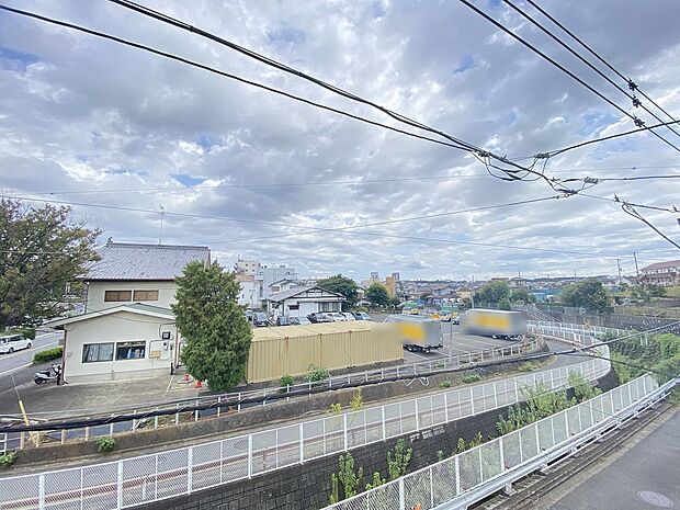 自然の美しい木肌の風合いが優しい表情を生み出します。ナチュラルで温かみのある空間です。