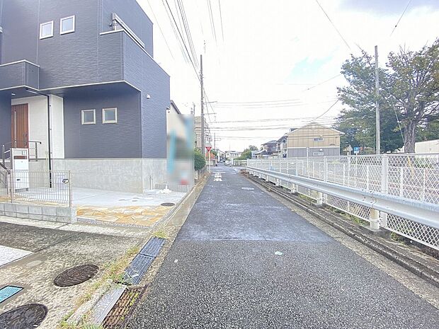 平坦な道路はウォーキングやジョギングも楽しめそうです