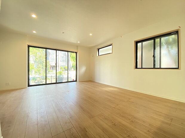 お洒落な雑貨屋さんで見つけた、あの小物やインテリアも置ける　そんな喜びをここで叶えませんか。