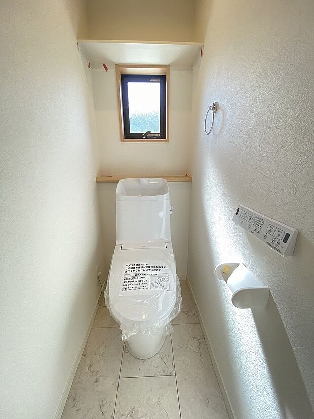 壁付けリモコンで、操作もしやすいウォシュレット付きのトイレ。