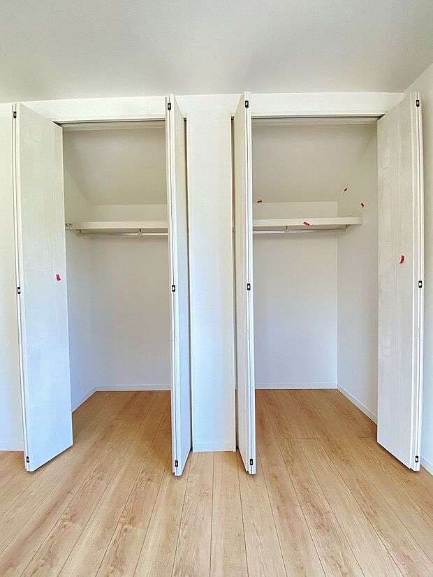 下半分に突っ張り棒を設置すると、倍容量のお洋服がかけられます。