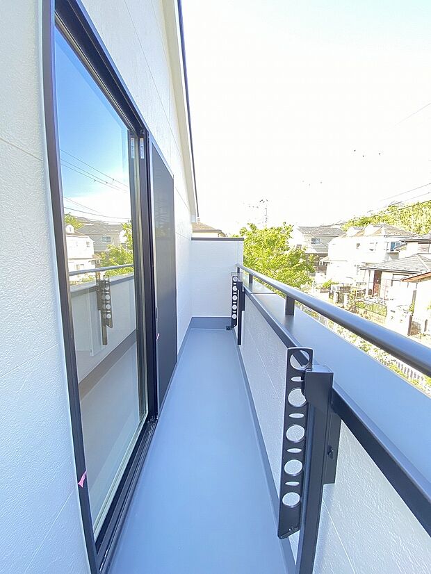 バルコニーはお洗濯やお布団を干すだけでなけでなく、室内に開放感と外の色彩豊かな風景を運んでくれます。