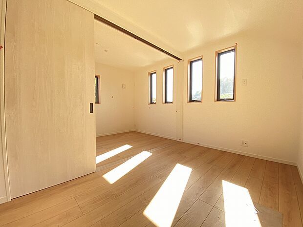 テイストやカラーを変えて、楽しいお部屋作りをお楽しみください