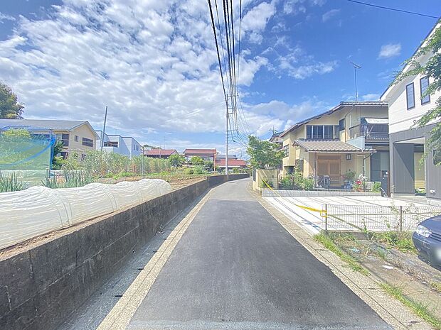 周辺は落ち着きある住宅街につきのびのびお過ごしいただけます。