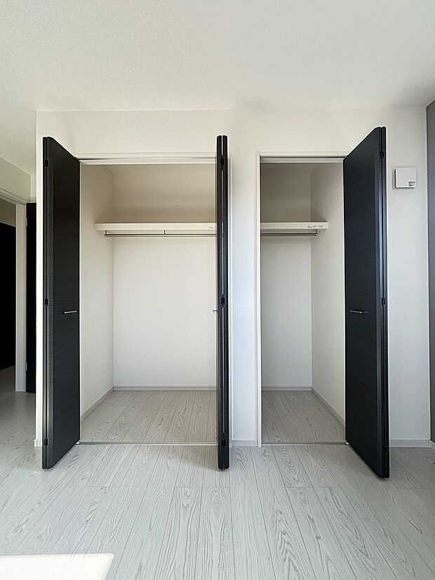 衣類も小物もすっきり収まる、無駄のない収納力。