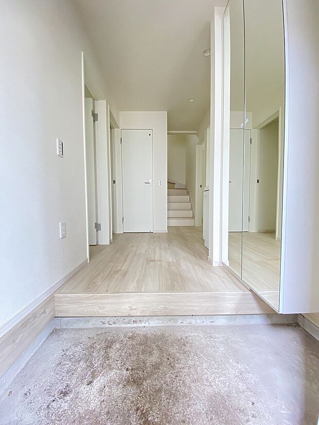 白を基調にした玄関が、家族をそっと迎えてくれる優しい空間です