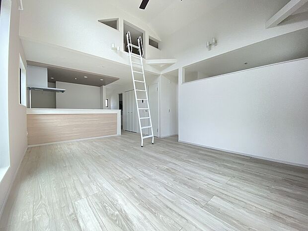 自然の美しい木肌の風合いが優しい表情を生み出します。ナチュラルで温かみのある空間です。