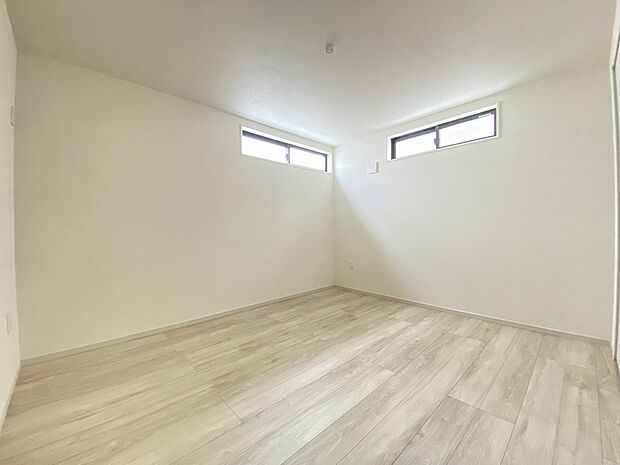 朝の光がやさしく差し込む。鳥のさえずりに包まれて目覚める、贅沢なひとときです。