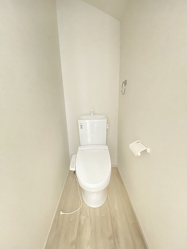 壁付けリモコンで、操作もしやすいウォシュレット付きのトイレ。