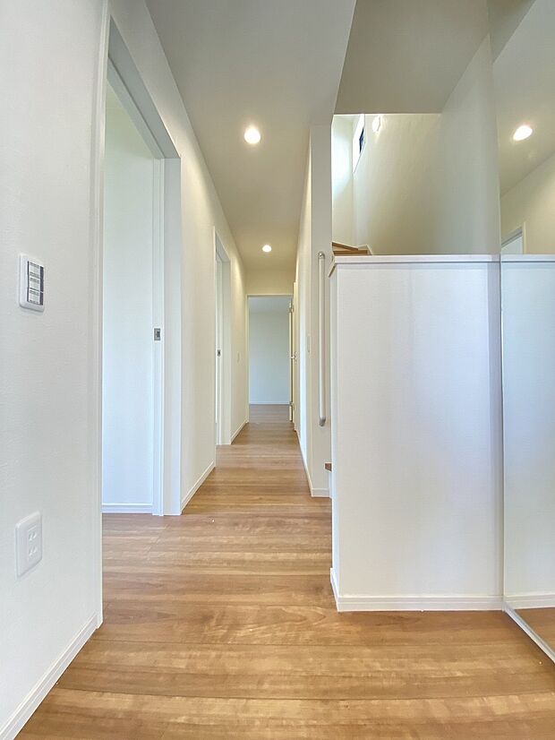 穏やかな色合いと自然光が、家族をあたたかく包む玄関です。