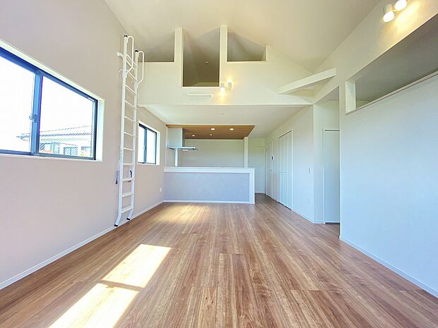 お気に入りのインテリアも引き立つ、優しい色調のフローリングと白いクロス。落ち着いた空間です。