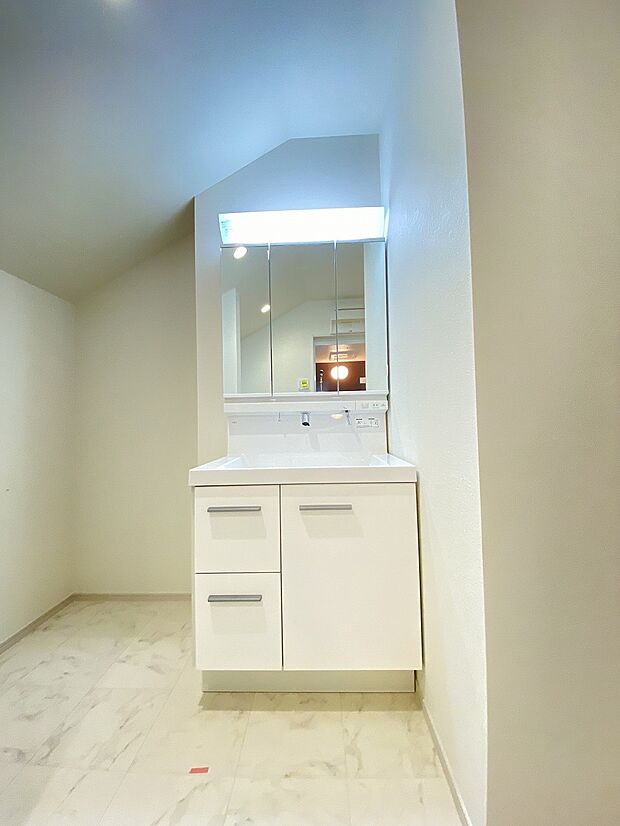 ヘアセットの時も嬉しい3面鏡。後ろ姿もしっかりチェックできます。