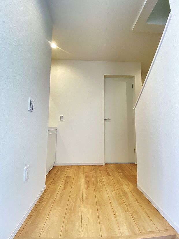 穏やかな色合いと自然光が、家族をあたたかく包む玄関です。