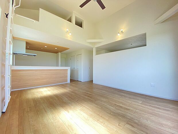 縦長リビングでオープンでのびやかな空間。お子様もつい駆け出してしましそうです。