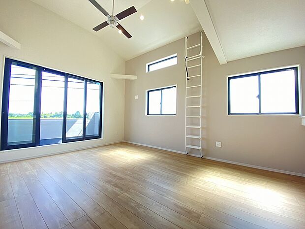 何気ない一日の一コマが積み重り、かけがえのない家族との思い出と重なっていくリビング。