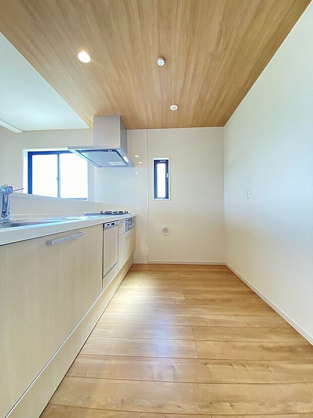 今日の出来事を聞きながら、お料理できるカウンターキッチン ご家族の笑顔や支えがいつもそばにあります。