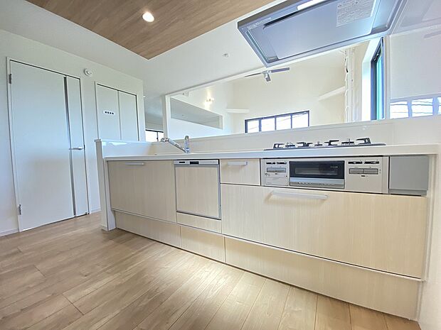 広々としたシンクで、食事の後片付けもはかどります