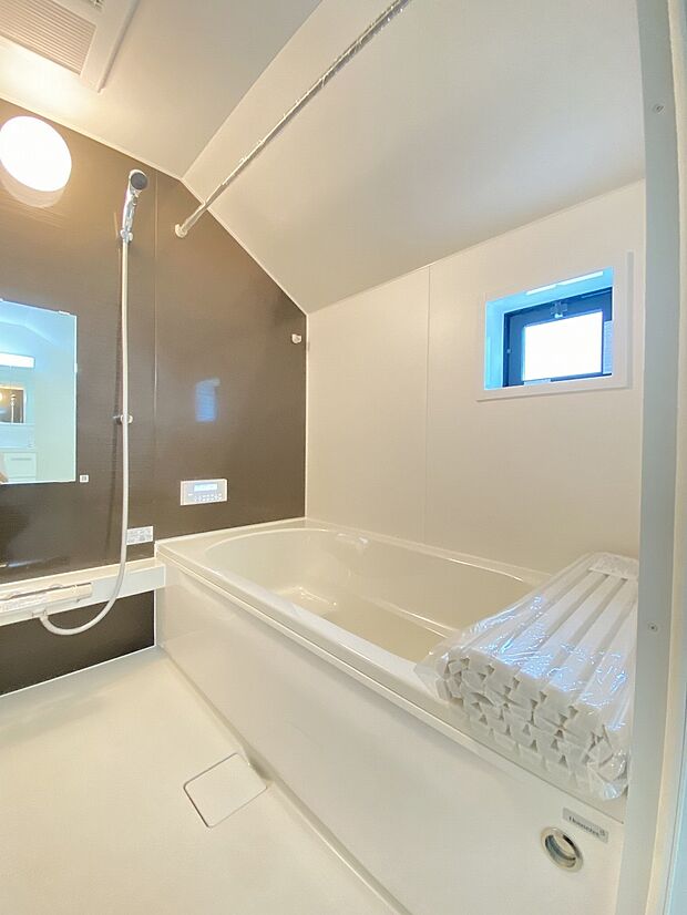 落ち着いた色合いで疲れた体を癒してくれる、贅沢な寛ぎ空間です。