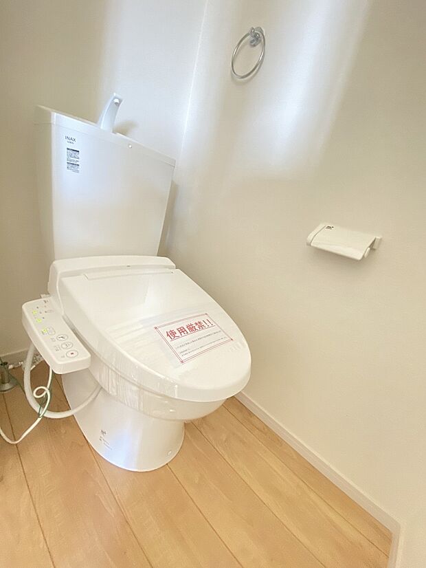 壁付けリモコンで、操作もしやすいウォシュレット付きのトイレ。