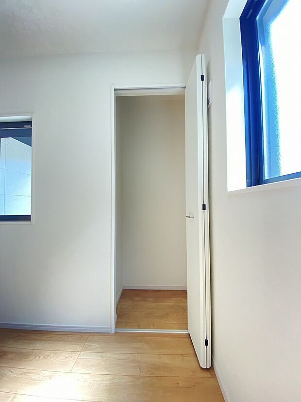 衣類も小物もすっきり収まる、無駄のない収納力。