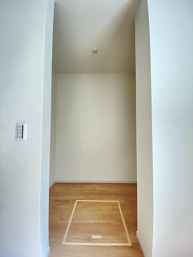 片付けもしやすい2面のクローゼット。衣類と小物に分けられます。