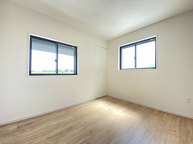 朝の光がやさしく差し込む。鳥のさえずりに包まれて目覚める、贅沢なひとときです。