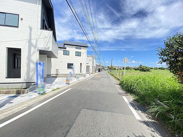 広々とした青空のもと、陽当たりと開放感を満喫する心地よい住環境です。