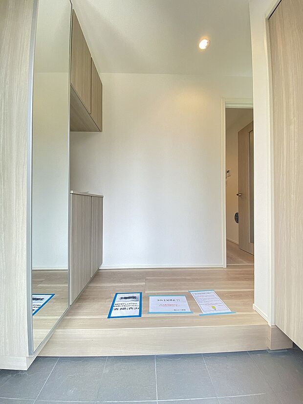 白を基調とした明るい玄関です。ご家族を優しく迎えてくれます。