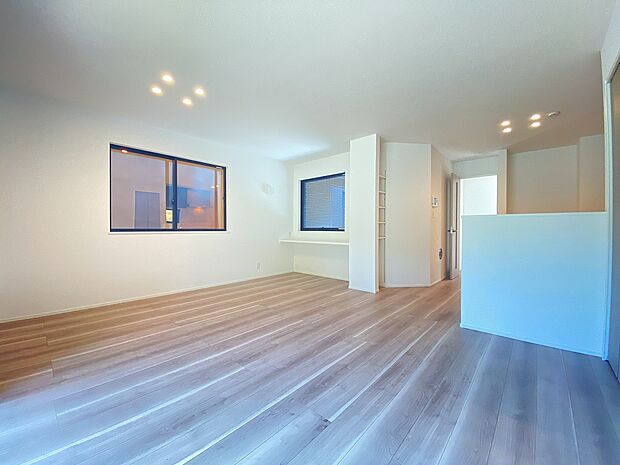 温かみのある木目のフローリング。観葉植物の緑も映えそうですね。