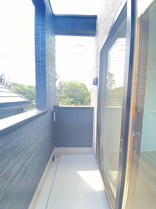 お洗濯やお布団を干すだけでなく、室内に開放感と外の色彩豊かな風景を運んでくれます。