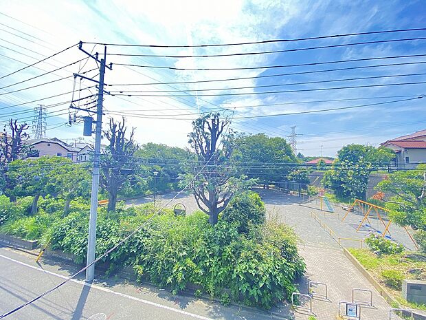 青空につながる広いバルコニーは気分転換にもオススメです。