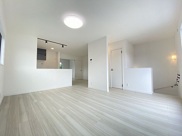 お気に入りのインテリアも引き立つ、優しい色調のフローリングと白いクロス。落ち着いた空間です。