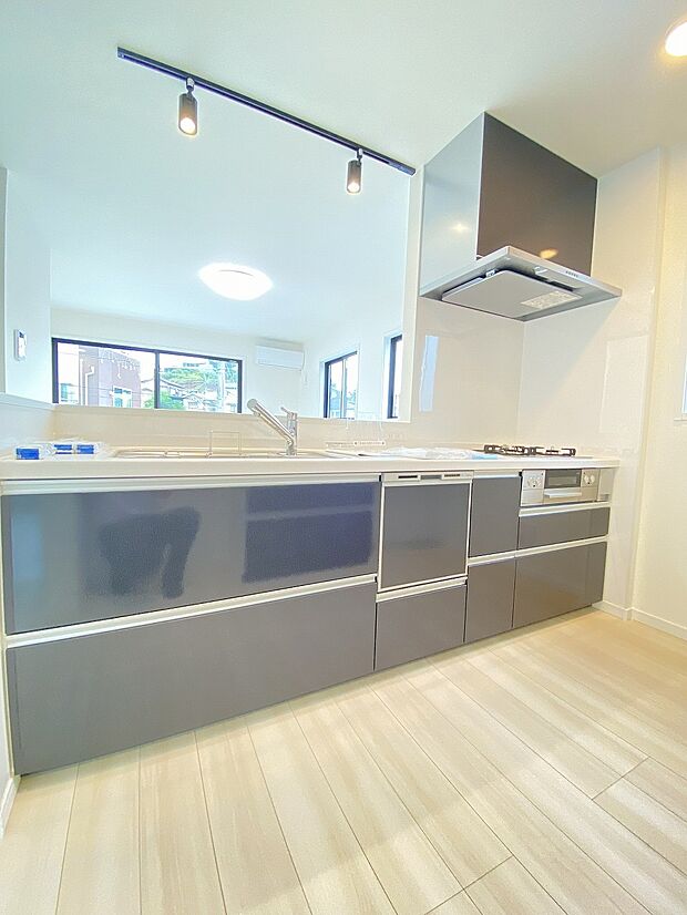 忙しそうなママを見て、何かしようかなというお手伝いの気持ちが芽生えるかも。家族の一体感がもてるカウンターキッチン。