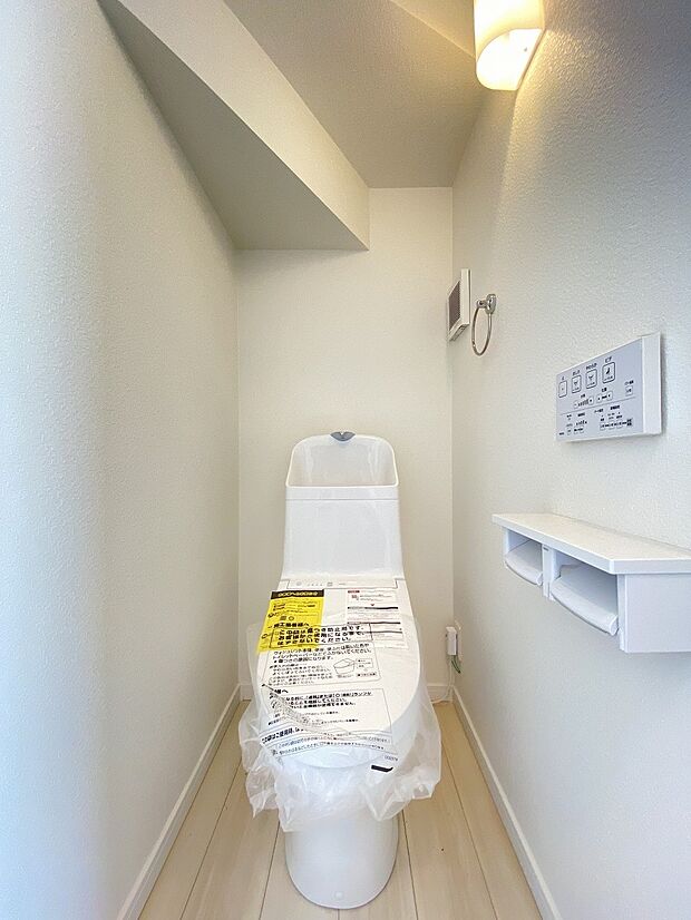 壁付けリモコンで、操作もしやすいウォシュレット付きのトイレ。