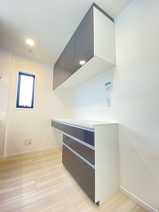 白を基調とした明るいキッチン。上段下段と収納力に期待がもてます。