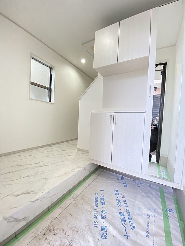 玄関は家の顔。綺麗に保つための収納、お花を飾れるスペースもございます。ステキな気持ちでお客様を迎えられます。