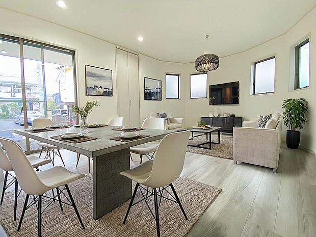 リビングには収納スペースを設けました。日用品の収納ができ快適に過ごせます。 本画像はCGで作成しており、実際に現地に家具は置かれておりません。また、価格に家具は含まれておりません。