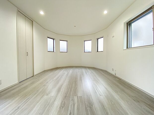 窓の数が多く明かりが入りやすいです。お好きな小物を置けばオシャレな雰囲気になりますね。