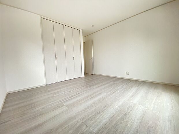 白を基調とした部屋に採光も入るため、いつでも明るい気持ちでお過ごししていただけます。