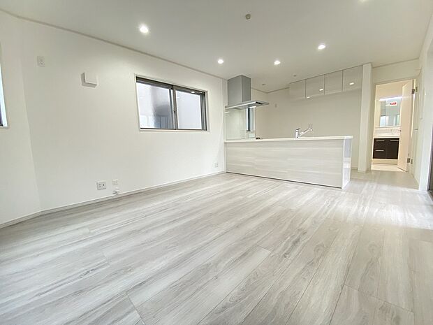 白を基調とした広々とした空間です。ナチュラルな木目のフローリングで気持ちの良い生活をおくれそうです。