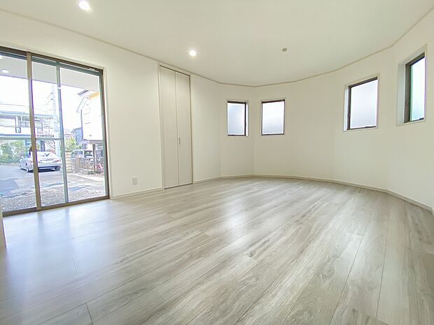 大きな窓があり開放感があるリビングです。光を感じることが出来るリビング空間です