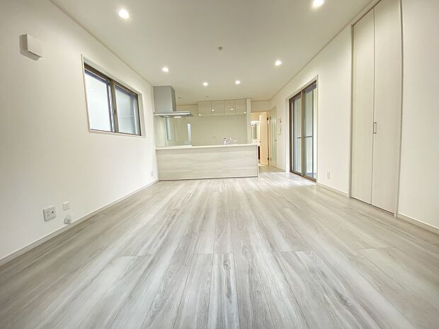 白い壁に温もり溢れるも木目調の床。ナチュラルで明るいリビングはどんなインテリアも華やぐ理想を叶えやすい空間です。